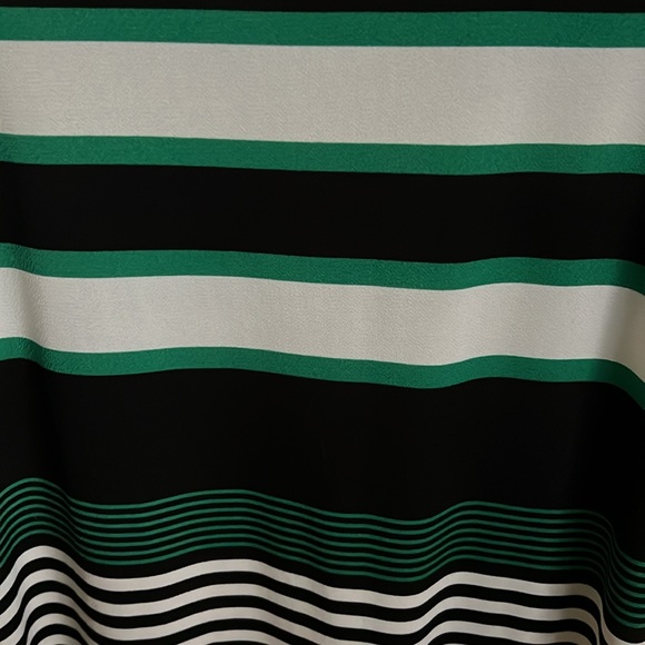 Ricki’s Tunic Style Short Sleeve - Picture 3 of 3